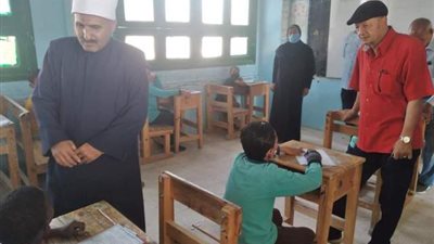 مؤمن الهوارى يتابع امتحانات النقل للمرحلتين الإبتدائية والإعدادية بمعاهد البحر الأحمر