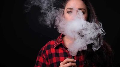 الخبراء يكشفون مفاجآت جديدة عن السجائر الإلكترونية حول خطرها على المراهقين