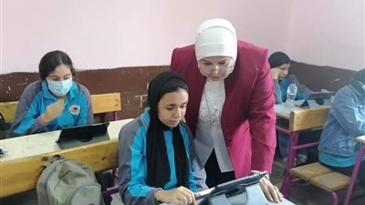 مدير عام إدارة المعادي التعليمية تتفقد سير الامتحانات ومتابعة تطبيق الإجراءات الاحترازية
