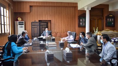 ماكينه لتعبئة الزبادى اوتوماتيكيا وزى لموظفى مركز المؤتمرات بجامعة بنى سويف
