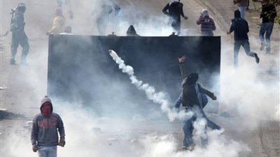 إصابة عشرات الفلسطينيين بالاختناق خلال مواجهات مع الاحتلال في العيسوية