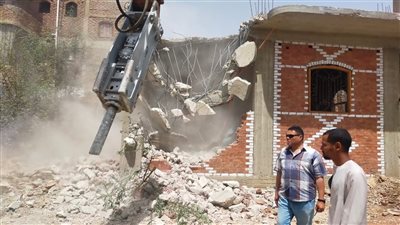 ازالة حالتى بناء بدون ترخيص بالقرنة غرب الأقصر