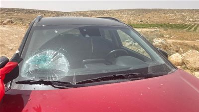 مستوطنون يحطمون مركبات الصحفيين بمسافر يطا