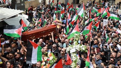 الآلاف يشيعون جثمان شيرين أبو عاقلة إلى مثواه الأخير في القدس