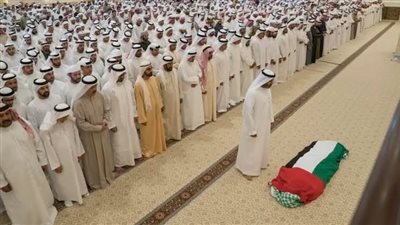 ولي عهد أبو ظبي يؤدي صلاة الجنازة على أخيه خليفة بن زايد