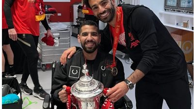لفتة طيبة.. محمد صلاح يحتفل بكأس الاتحاد الإنجليزي مع مؤمن زكريا.. فيديو وصور