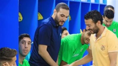 عمر جمال يؤازر لاعبي الإسماعيلي قبل مواجهة سيراميكا كليوباترا
