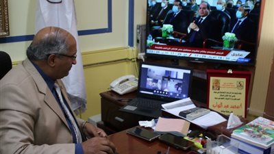 شرطى بغرفة عمليات الامتحانات فى بنى سويف لاستقرار اللجان