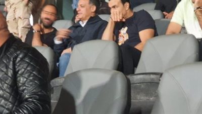 أيهاب جلال وجهازه المعاون يشاهدون مباراة الأهلى وإنبى من الملعب