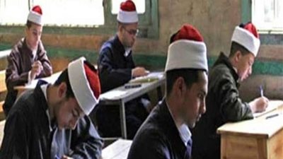 طلاب النقل الثانوى الأزهرى يؤدون امتحانات القرآن و الفيزياء والجغرافيا