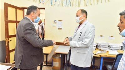محافظ أسيوط يتفقد لجنتي مدرستي الوحدة العربية ودرية الحسيني