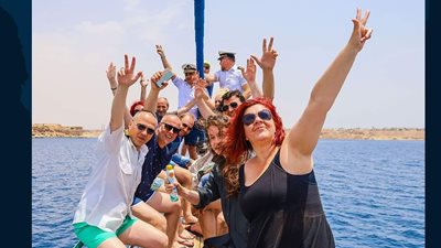 رحلة بحرية للوفد الصربى على احد المراكب الشراعية بمدينة شرم الشيخ