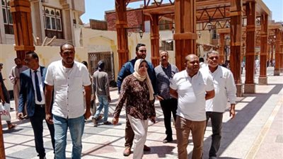 رفع الإشغالات بالسوق السياحى ومراجعة تراخيص المحلات بأسوان