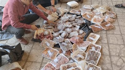 محافظ أسيوط يوجه بتكثيف الحملات الرقابية على الأسواق وضبط 52 كجم لحوم غير صالحة