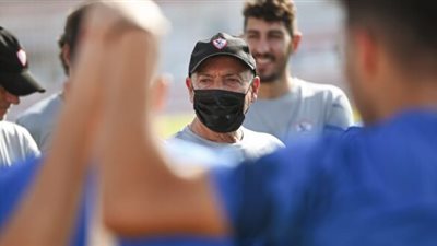 مران الزمالك.. اللاعبين يحتفلون بعيد ميلاد فيريرا