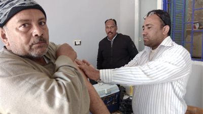 العاملون بشركة مياه قنا يتلقون الجرعة الأولى والثانية من تطعيم الالتهاب الكبد الوبائى.