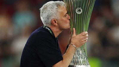 لحظة مؤثرة لمورينيو بعد تتويجه بلقب المؤتمر الأوروبي مع روما