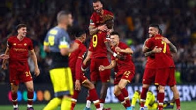 صلاح يهنىء روما على التتويج بأول ألقابه الأوروبية