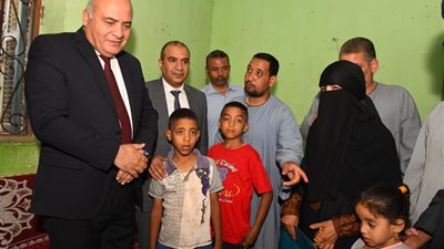 محافظ قنا يؤدي واجب العزاء لأسرة شهيد حياة كريمة بنجع حمادي
