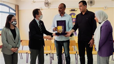 المدرسة المصرية اليابانية بالسويس تتسلم درع التكريم الخاص بالجايكا اليابانية