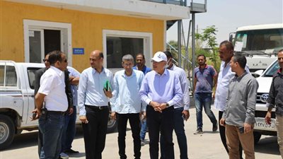 محافظ المنيا يتابع أعمال نقل القمامة من مصنع تدوير المخلفات بالعدوة الي المدفن الصحي