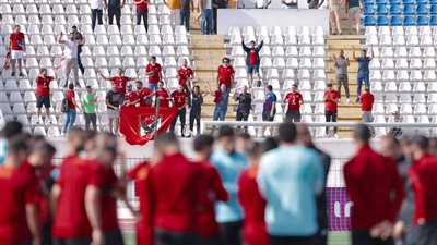 شاهد.. جماهير الأهلي تؤازر اللاعبين من المدرجات في المران