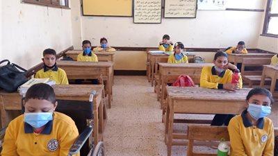 طلاب الابتدائية الأزهرية يؤدون امتحان الرياضيات والدراسات الاجتماعية