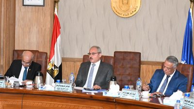 انعقاد لجان إختيار عمداء 3 كليات بجامعة قناة السويس ..صور