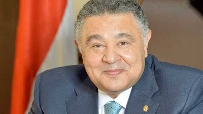 مواطنون ضد الغلاء تمنح وسام محامي الشعب لمحافظ البحر الاحمر