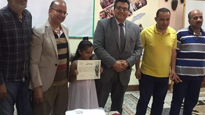 مدير تعليم جنوب سيناء يكرم طالبتين بالمركز الدائم للموهوبين والتعلم الذكي