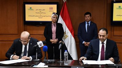 وزير الشباب يشهد توقيع بروتوكول بين الوزارة والشركة المصرية الهندسية فى المجال الرياضى