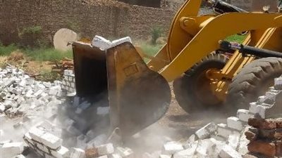 إزالة ٣ تعديات بالبناء المخالف بالقرنة غرب الأقصر