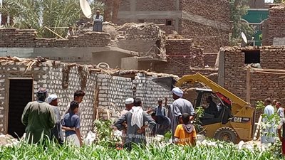 إزالة حالتى تعدى بالبناء بقرية المدامود شمالى الأقصر