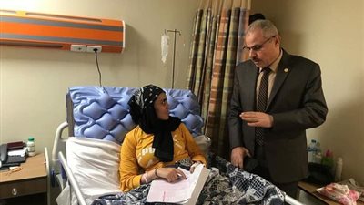رئيس جامعة القناة يتفقد لجنة خاصة لإمتحان طالبة بمجمع الإسماعيلية الطبي