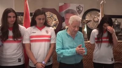 مرتضي منصور يرحب بنجمات طائرة الأهلى بعد التوقيع للزمالك.. فيديو