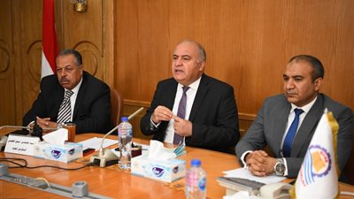 محافظ قنا يتابع الموقف التنفيذي لأعمال ترفيق المناطق الصناعية