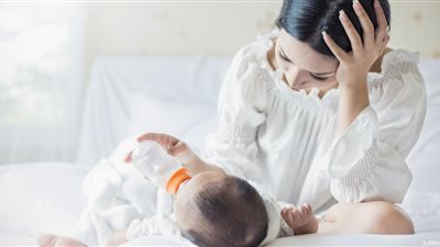 طبيب نفسي يكشف أسباب اكتئاب السيدات بعد الولادة