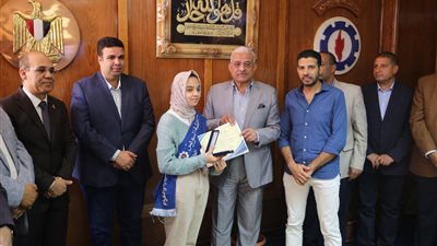 محافظ السويس يكرم أوائل الشهادة الإعدادية ..صور