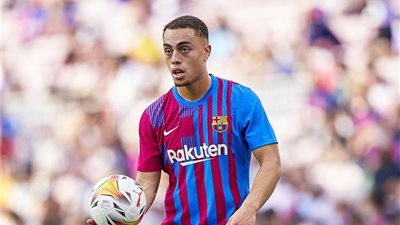 برشلونة قد يضطر لإبقاء دست بعد تعثر صفقة مدافع تشيلسي