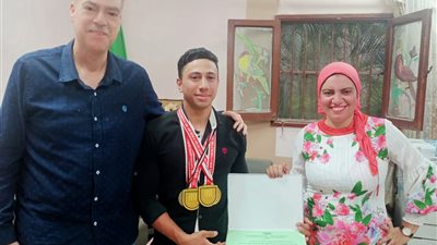 أحمد عادل ابن الإسماعيلية قهر الظلام وأطاح بأبطال العالم في رفع الأثقال للمكفوفين ..لايف
