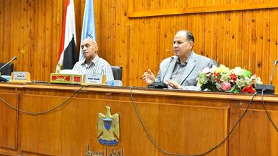 محافظ أسيوط لرؤساء المراكز والأحياء والقرى: أنتم مسئولون عن توريد محصول القمح