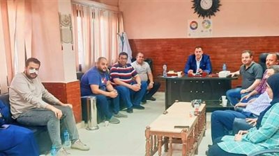 الحفناوى يلتقي بفريق عمل مستشفى السويس العام لبحث معالجة السلبيات .