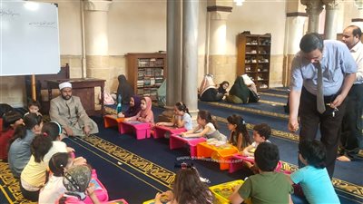 توافد الأطفال على الجامع الأزهر.. ورواق الطفل يستقبلهم بالحلوى.. صور