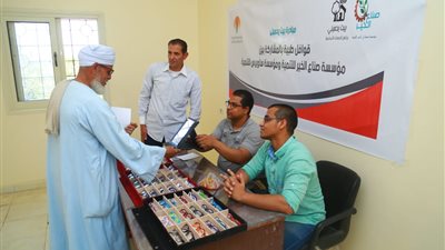 محافظ أسيوط: الكشف على عيون 584 مواطن بقرية العقال القبلي بالبداري ضمن مبادرة 