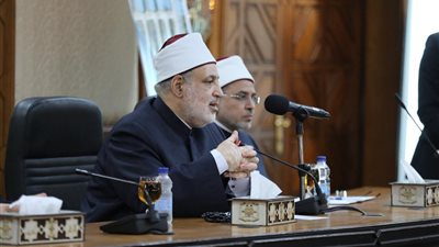 وكيل الأزهر: الإمام الأكبر يتألم لآلام المجتمع ويسعد لسعادته