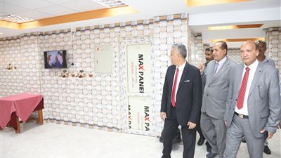 رئيس جامعة جنوب الوادى يتفقد الإسكان الفندقى للطالبات بالكنوز..صور