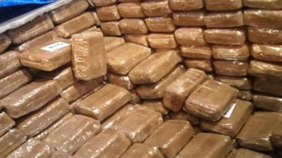 يعيد خلطها وتدويرها .. ضبط كميات من المخدرات بحوزة