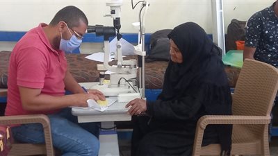 توقيع الكشف الطبى على عيون ٢٣٥ شخصا فى قافلة طبية لوحدة السكان بالطود جنوب الأقصر