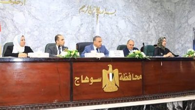 محافظ سوهاج يجتمع مع لجنة توفيق أوضاع المشروعات المتوسطة والصغيرة والمتناهية الصغر