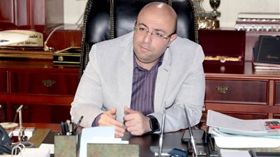 محافظ بني سويف يشيد بأمانة طاقم إسعاف لإعادته مبلغ مالي عثر عليه بجوار متوف في حادث سير على الصحراوي الشرقي